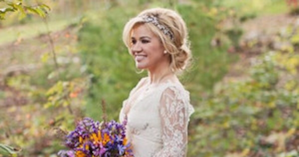 Kelly Clarkson S Country Wedding Details On The Dress Venue And Kelly Clarkson S Country Wedding Details On The Dress Venue And More E News